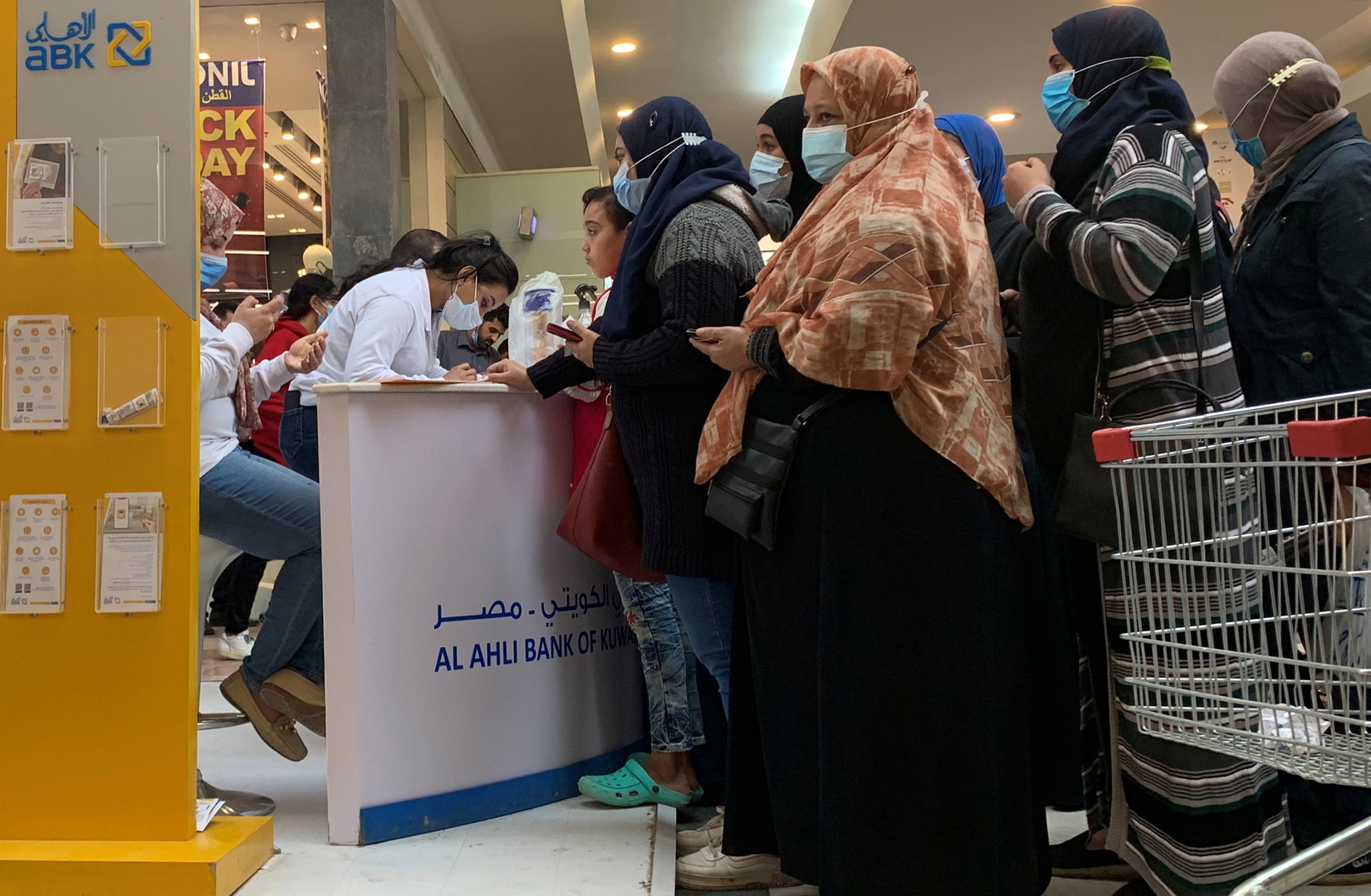 وكيل الأمن العام: 500 ضابط وفرد في المجمعات صباح الغد لتنفيذ قرار منع دخول غير المطعمين