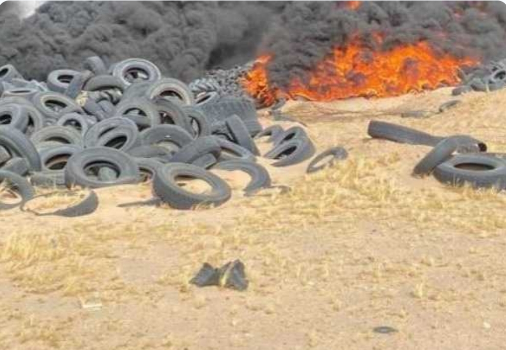 4 فرق إطفاء تتعامل مع حريق نشب في مردم الإطارات بمنطقة السالمي