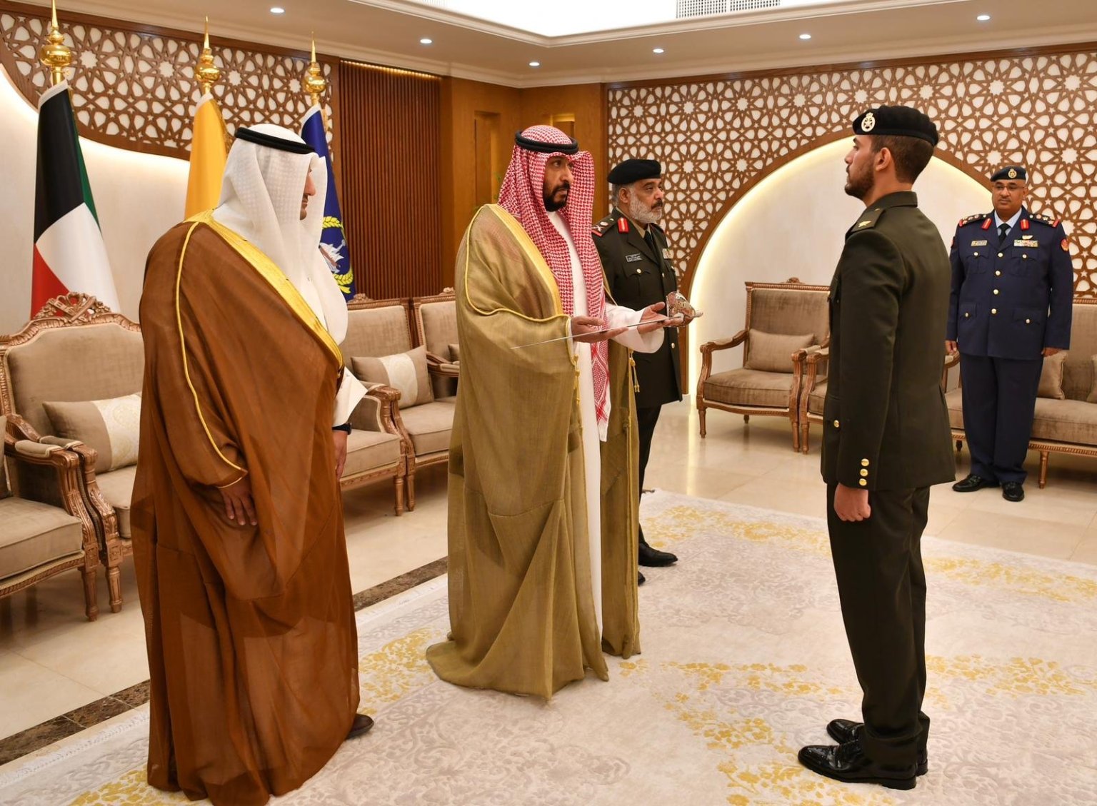 وزير الدفاع الكويتي بالوكالة يقلد كوكبة جديدة من الضباط رتبهم ويؤكد ان الدفاع عن الوطن شرف عظيم وأمانة كبيرة