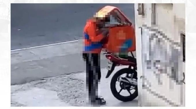 الإعلام الأمني : فيديو “قائد دراجة لتوصيل الطلبات ويعبث باحدي الوجبات  ” ليس بالكويت