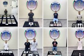 الداخلية: ضبط 19 شخصاً في 14 قضية مختلفة بحوزتهم 10 كيلو مخدرات متنوعة و9.914 حبة مؤثرات عقلية و64 زجاجة خمر ومبالغ مالية