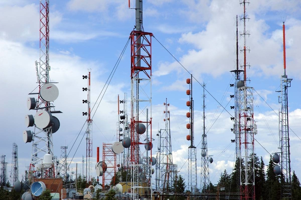 10 آلاف دينار وسحب الترخيص عقوبة مخالفات أبراج الاتصالات