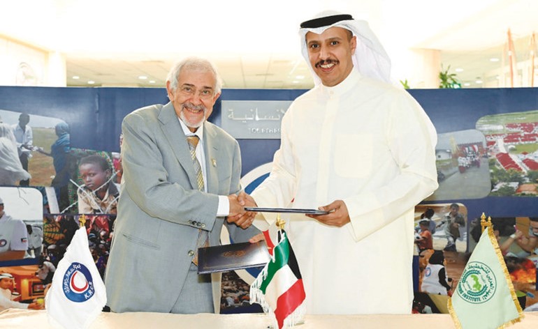 «الهلال الأحمر» و«العربي للتخطيط» يتعاونان في إعداد الدراسات الاستشارية والبحثية