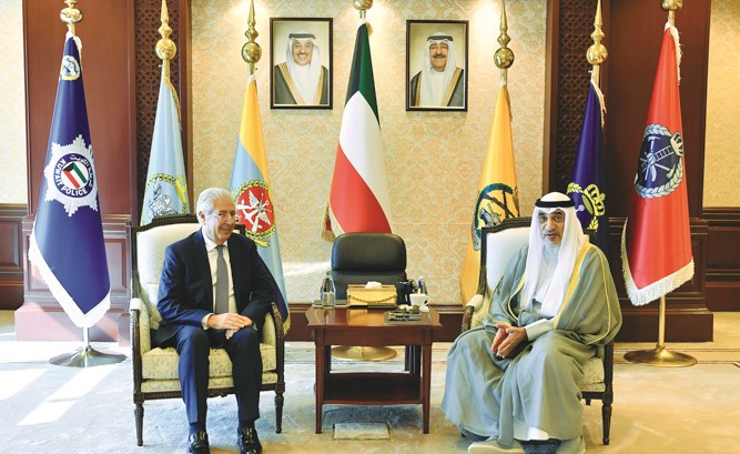 رئيس الوزراء بالإنابة بحث مع 11 سفيراً التعاون المشترك