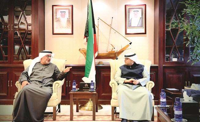 عبداللطيف المشاري بحث مع السفير الإماراتي سبل دعم العلاقات الثنائية على جميع الأصعدة