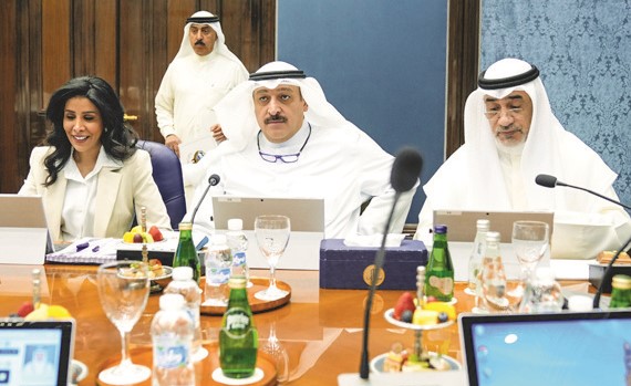 تعديل المعاشات ووقف المكافآت الاستثنائية